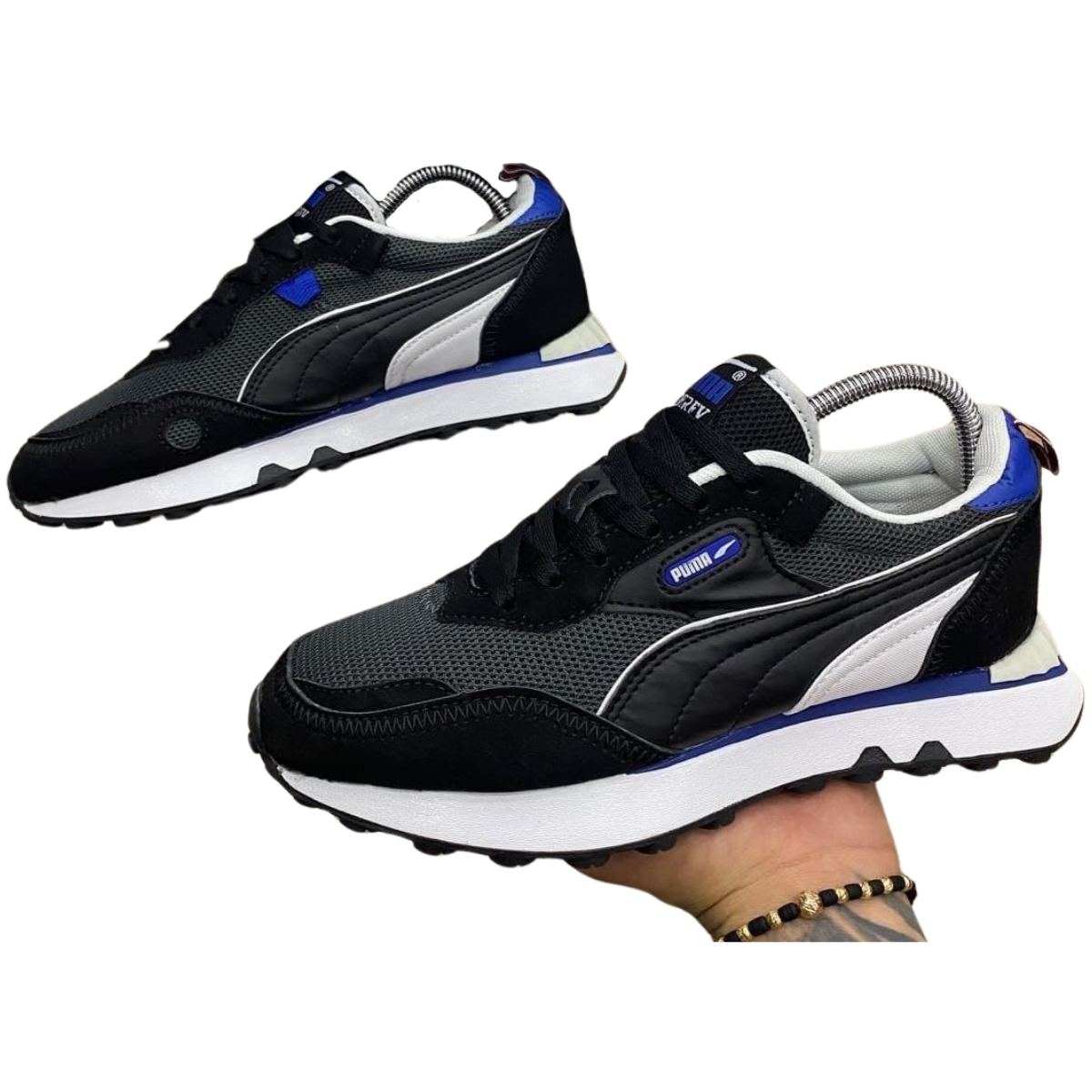 Zapatillas Puma Rider FV Future Hombre: Comodidad y Estilo para tu Día a Día Si estás buscando las ZAPATILLAS PUMA RIDER FV FUTURE HOMBRE, en Onlineshoppingcenterg tenemos justo lo que necesitas. Estas zapatillas combinan lo mejor del diseño moderno con un toque retro, ofreciendo comodidad, estilo y rendimiento para el día a día. Conoce todo lo que debes saber antes de hacer tu compra de Puma Rider FV Future Hombre y por qué son la opción ideal para completar tu look.  ¿Por Qué Comprar Zapatillas Puma Rider FV Future Hombre? Las Zapatillas Puma Rider FV Future Hombre destacan por su diseño innovador, inspirado en las clásicas zapatillas de los años 80, pero con un toque futurista y moderno. Están diseñadas para brindar el máximo confort gracias a su suela acolchada y materiales ligeros, ideales para caminar todo el día sin perder el estilo.  Estilo Retro Futurista El diseño de las Puma Rider FV Future Vintage ofrece una mezcla perfecta entre lo retro y lo moderno. Con detalles llamativos y una paleta de colores vibrantes, como las Puma Future Rider Pastel, estas zapatillas están pensadas para aquellos que quieren destacar sin sacrificar la comodidad. Las Puma Rider Hombre no solo son funcionales, sino que también son el complemento perfecto para cualquier atuendo casual o deportivo.  Características de las Puma Rider FV Future Comodidad Superior Uno de los puntos fuertes de las Puma Rider FV Future es su comodidad. Incorporan una entresuela con tecnología de amortiguación, que hace que caminar o correr sea una experiencia suave y agradable. Las Puma Future Rider Soft están diseñadas pensando en brindar soporte en cada paso, lo que las convierte en una excelente opción para actividades diarias.